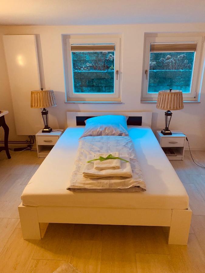 Souterrain Zimmer Mit Separatem Eingang Und Bad デュッセルドルフ エクステリア 写真