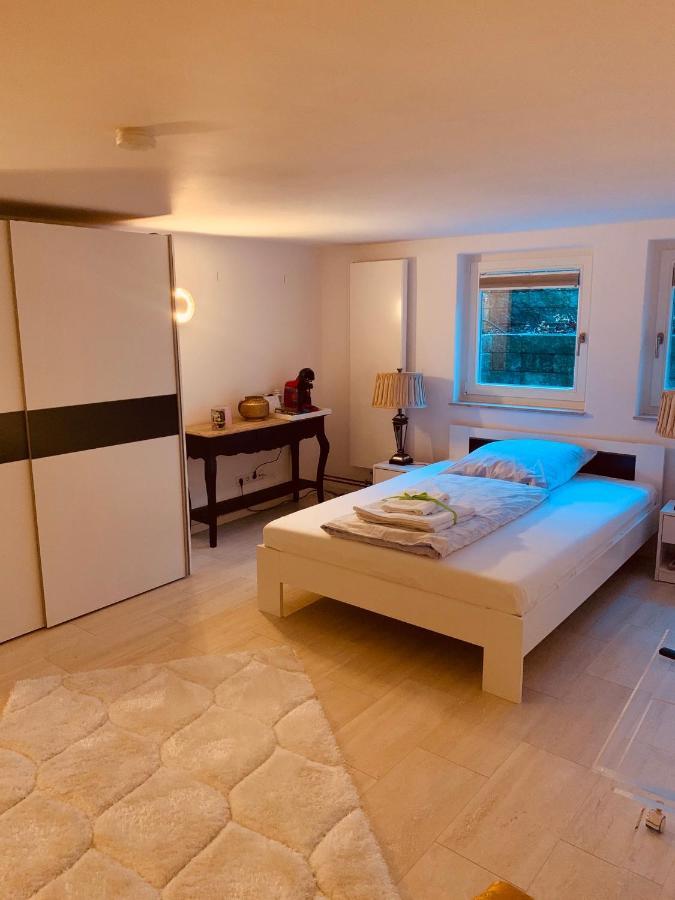 Souterrain Zimmer Mit Separatem Eingang Und Bad デュッセルドルフ エクステリア 写真