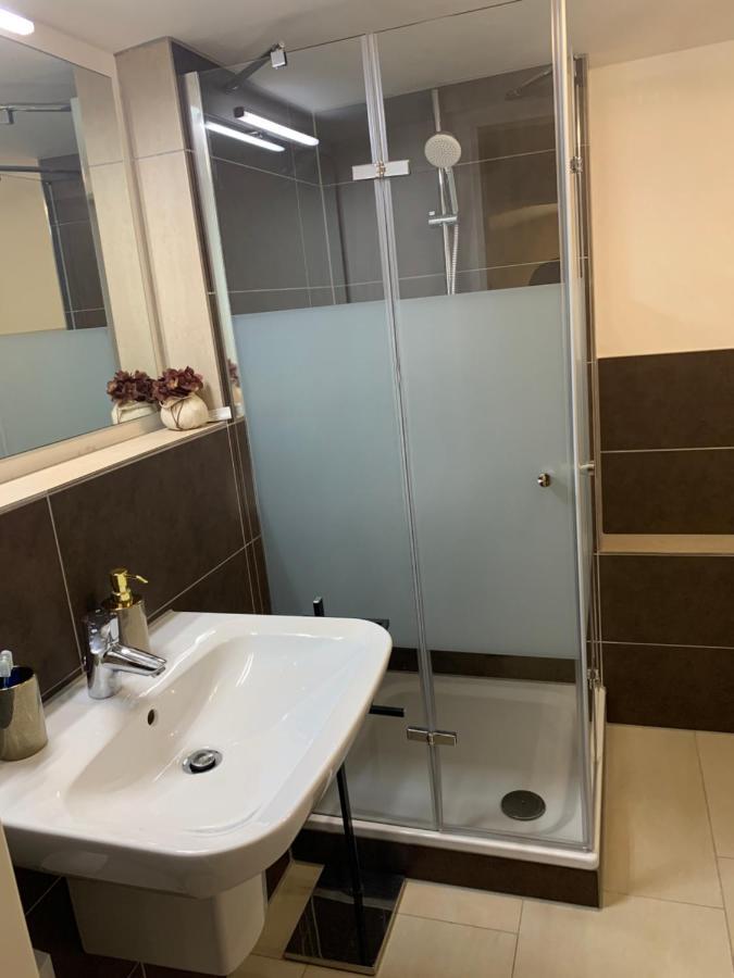 Souterrain Zimmer Mit Separatem Eingang Und Bad デュッセルドルフ エクステリア 写真