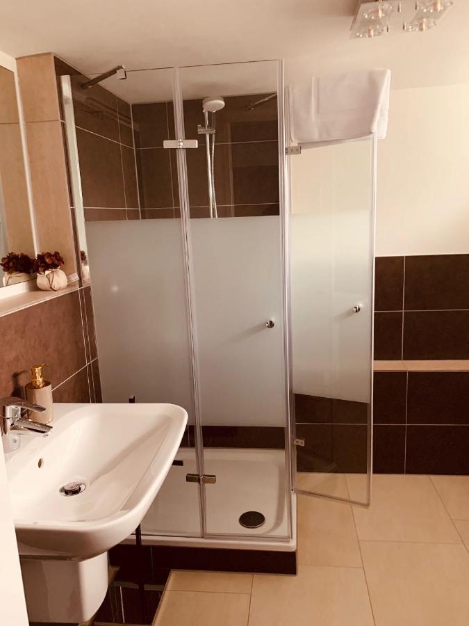 Souterrain Zimmer Mit Separatem Eingang Und Bad デュッセルドルフ エクステリア 写真