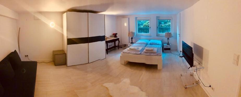 Souterrain Zimmer Mit Separatem Eingang Und Bad デュッセルドルフ エクステリア 写真